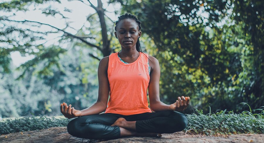 una donna che fa yoga per prevenire la cronicizzazione della cefalea